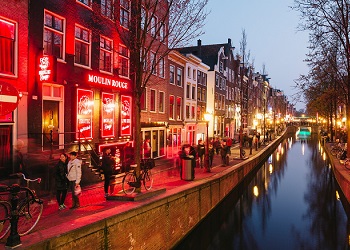 Квартал красных фонарей в Амстердаме запретят для туристических групп
