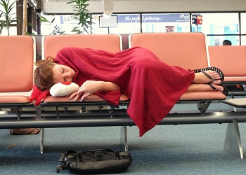 В столичных аэропортах разрешили лежать на сиденьях