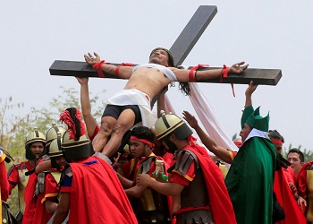 Филиппинский плотник готовится к 33-му распятию на кресте