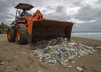 Туристы заплатят за уборку мусора на Бали