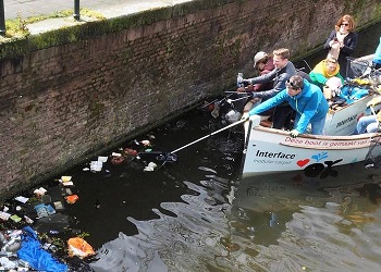 Из каналов Амстердама выловили 202 тысячи пластиковых бутылок
