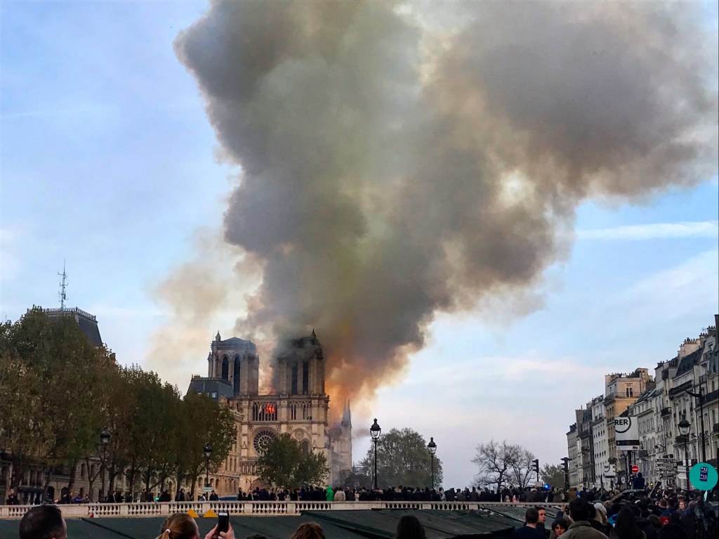 Notre-Dame_incendi_15_abril_2019.jpg