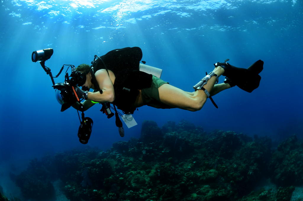 Class_Shane_Tuck,_assigned_to_the_Expeditionary_Combat_Camera_Underwater_Photo_Team,_c.jpg