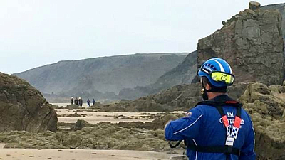 Пожилого туриста раздавило гигантской глыбой, пока он загорал на пляже