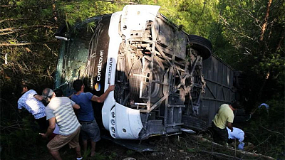 Автобус с туристами перевернулся в турецкой Анталье