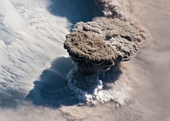 NASA опубликовало снимки извержения вулкана Райкоке