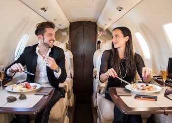 ЕДА НА ВЫСОТЕ: топ-10 авиакомпаний, которые лучше всех кормят пассажиров