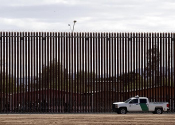 Американские солдаты месяц будут красить забор между Мексикой и США