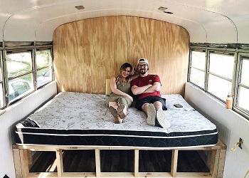 Пара переделала школьный автобус и отправилась на нем в длинное путешествие
