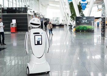 Путешественники хотят видеть в аэропортах не роботов, а людей