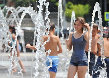 Роспотребнадзор призывает не купаться в жару в фонтанах