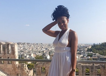 Блогершу в Акрополе арестовали за слишком откровенное платье