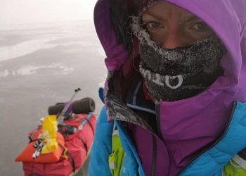Первая женщина в мире пересекла Байкал по льду в одиночку
