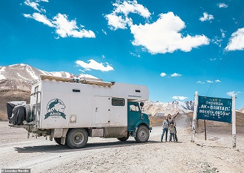 Семья два года путешествует по миру в грузовике