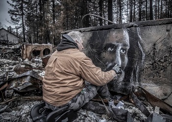 Рисунки на сгоревших домах помогают жителям Парадайса пережить трагедию