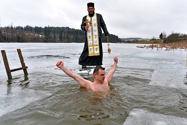 Каждый пятый россиянин хочет окунуться в прорубь на Крещение