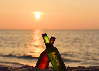 На пляжах Гоа запретили пить, но запрет никто не выполняет