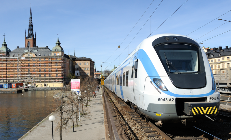 Södra_Järnvägsbron_bridge_in_Stockholm_Sweden_and_passing_SJ_train.png