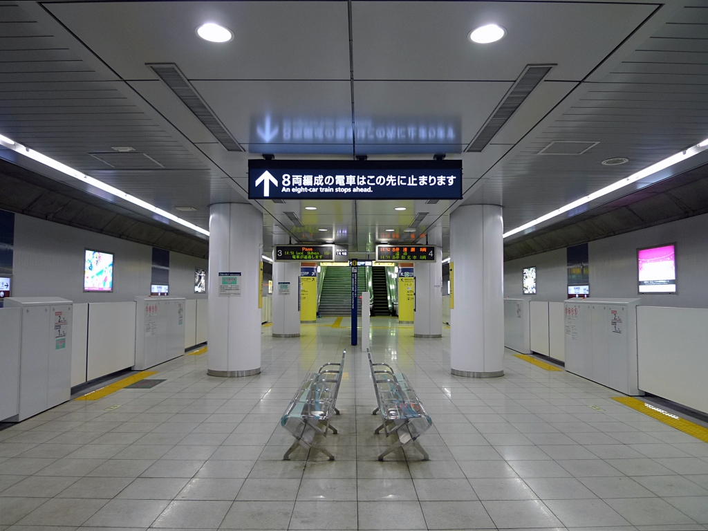 Meiji-jingumae_station_Fukutoshin_Line_platform.jpg