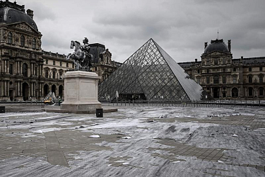 В Париже туристы разрушили масштабную инсталляцию менее чем за сутки