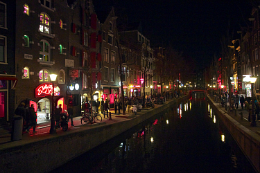 Работницы квартала красных фонарей в Амстердаме недовольны запретом туристических групп