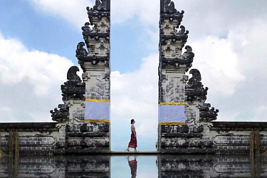Журналистка раскрыла секрет эпичных кадров с воротами на Бали