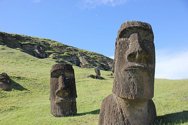 Туристы, ковыряющиеся в носу у статуй на острове Пасхи, наносят им вред