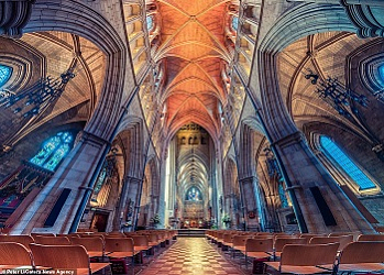 Британский фотограф превращает церкви в сказочные изображения