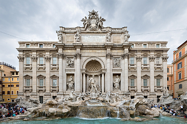 Фонтан Треви в Риме оцепила полиция из-за огромного количества туристов
